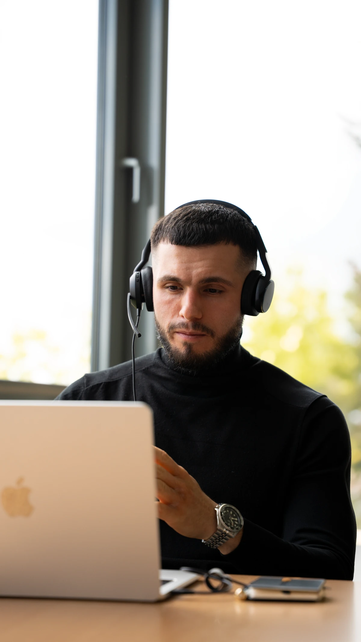 Systemplanung im Gespräch mit Headset am Laptop